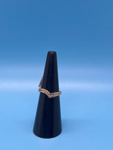 18ct V ring